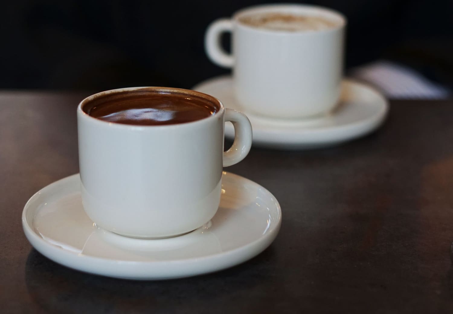 Duas chávenas de café numa mesa, ao início de um encontro